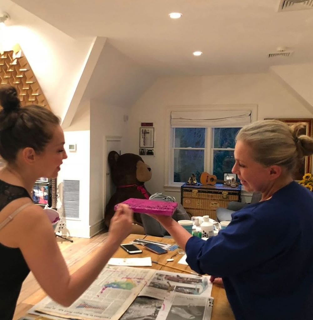 Plano medio de Thalía con su hermana Ernestina haciendo manualidades