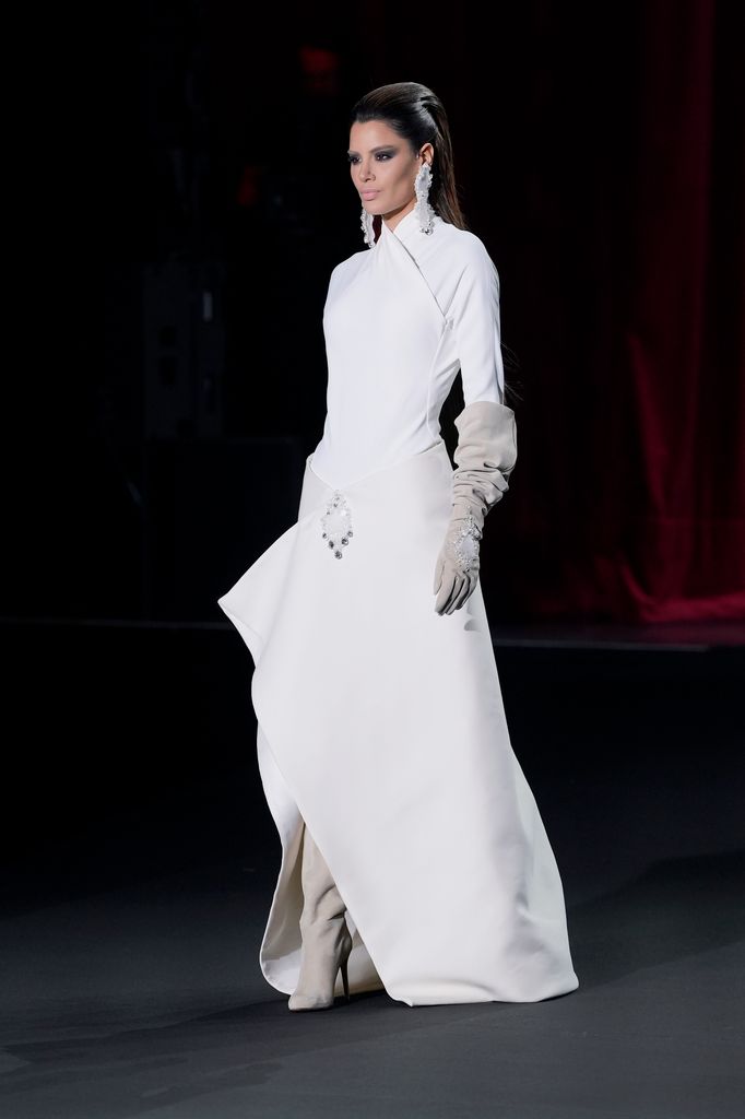 Ariadna Gutiérrez en la pasarela de Stéphane Rolland Haute Couture Fall/Winter 2026/2027 en Paris Fashion Week en julio de 2026.