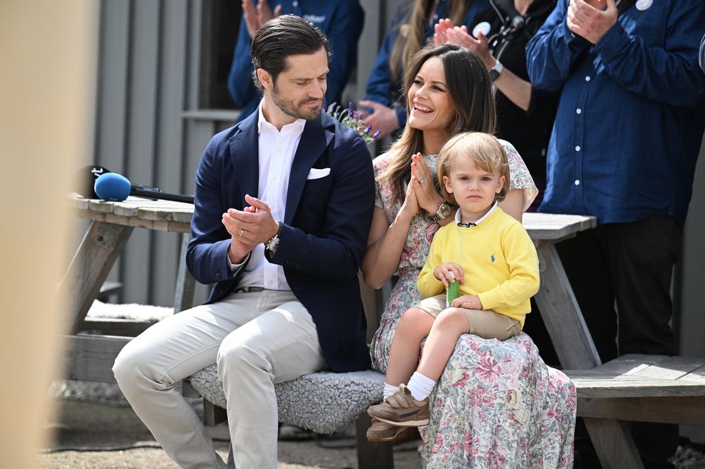 Carlos Felipe y Sofía de Suecia con su hijo Julian en un acto en Varberg en junio de 2024