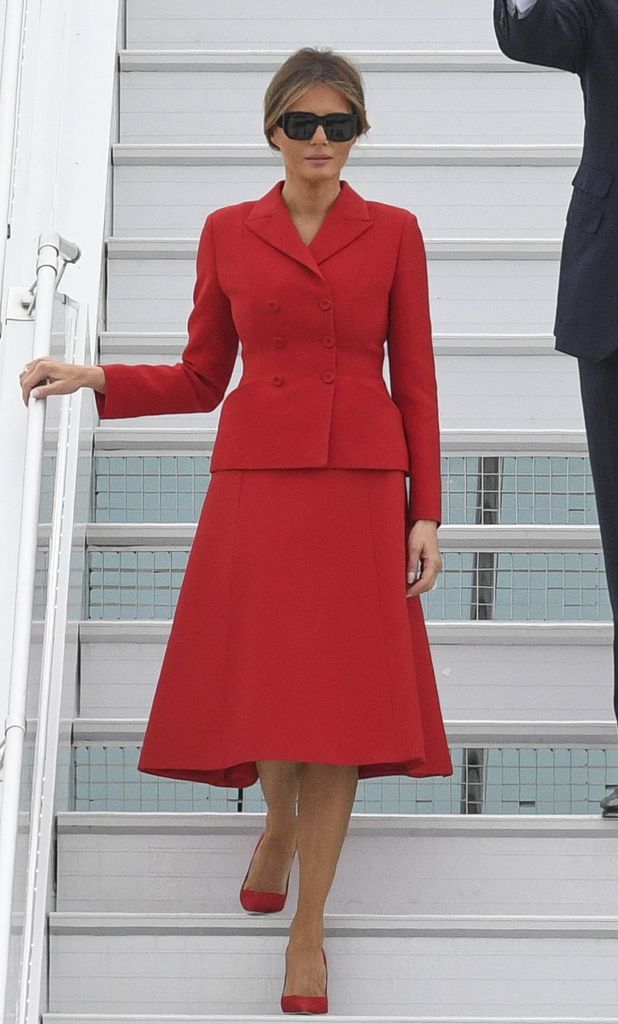 Melania Trump en París con el traje rojo de Christian Dior, 2017.
