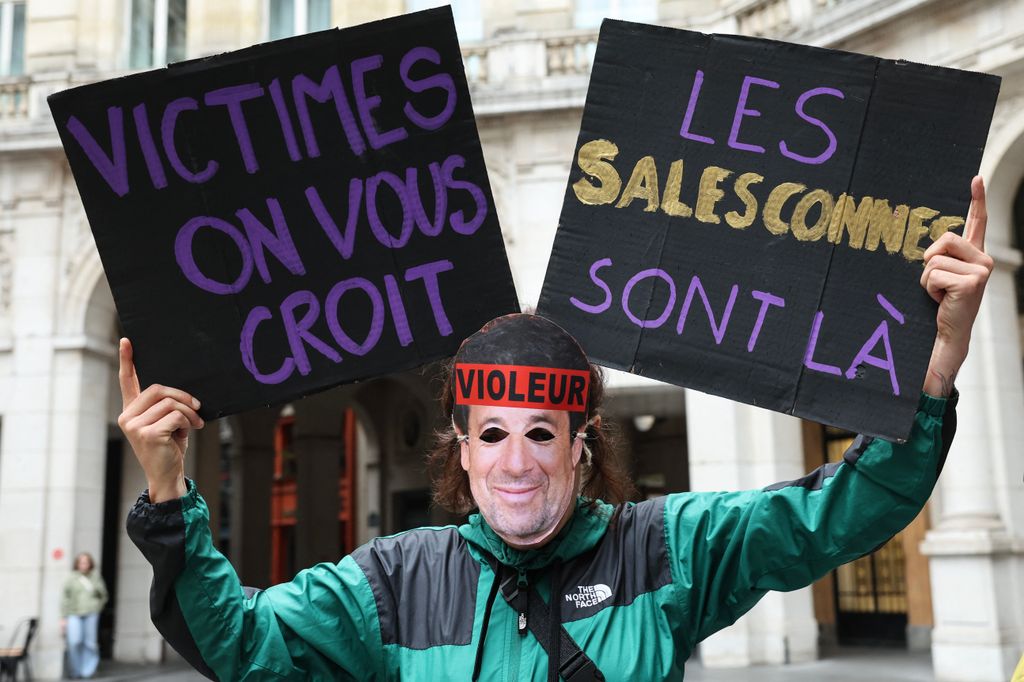 Activistas del colectivo feminista francés Nous Toutes se manifestaron frente al Théâtre Édouard VII de París para exigir la cancelación de los espectáculos de Patrick Bruel tras las acusaciones en su contra