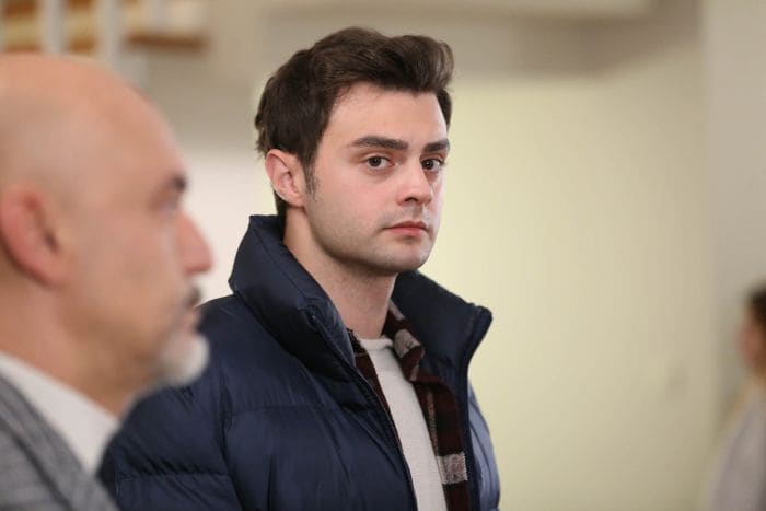 Ömer se plantea la opción de irse a vivir a casa de Ahmet junto a su familia y Asiye y Emel en 'Hermanos'