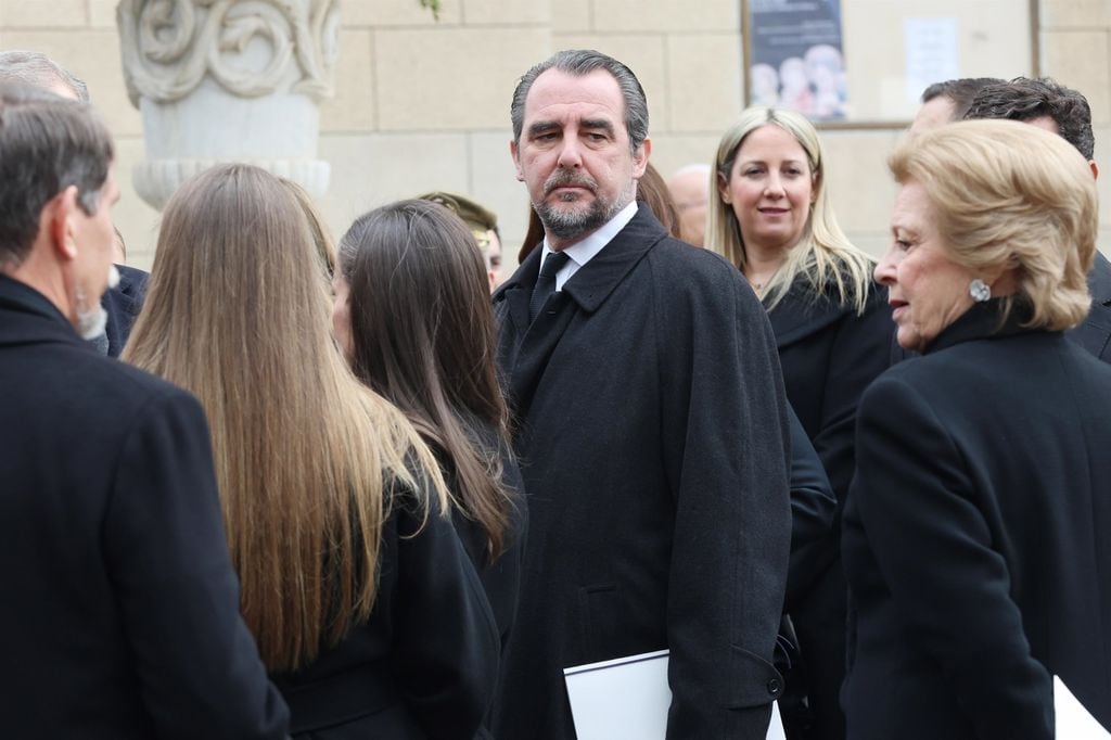 Nicolás de Grecia, emocionado, al terminar el servicio religioso en Atenas