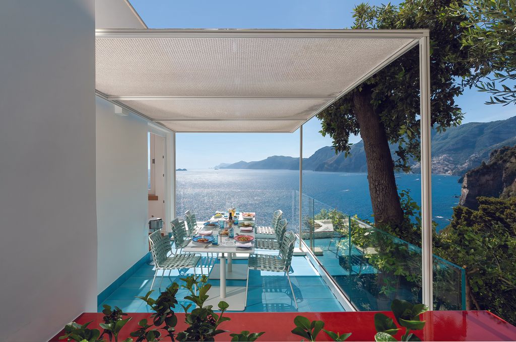 Comedor en terraza con vistas al mar