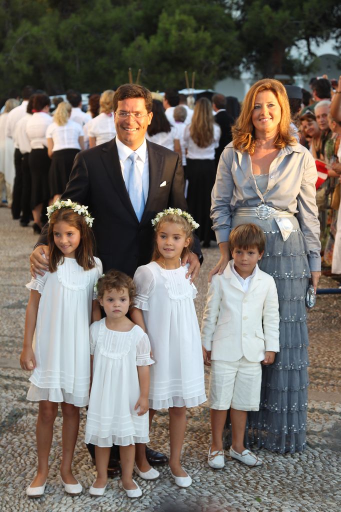 La princesa Alexia de Grecia y Carlos Morales, junto a sus hijos, en la boda de Nicolás de Grecia y Tatiana Blatnik, celebrada el 25 de agosto de 2010