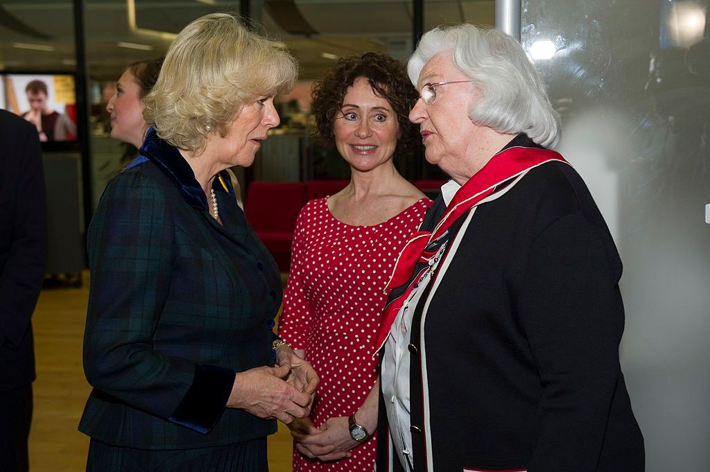 Imagen de archivo de 2011: la entonces duquesa de Cornualles junto a Patricia Greeneen la celebración del 60º aniversario de 'The Archers'