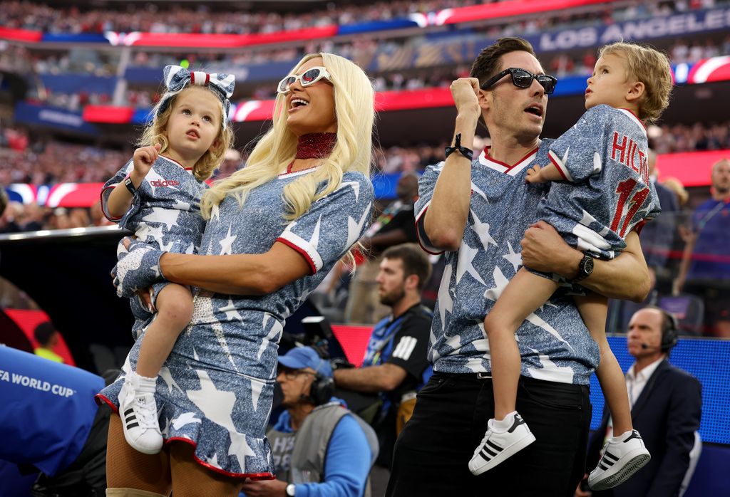 Paris Hilton, Carter Reum y sus hijos Phoenix y London en el SoFi Stadium.