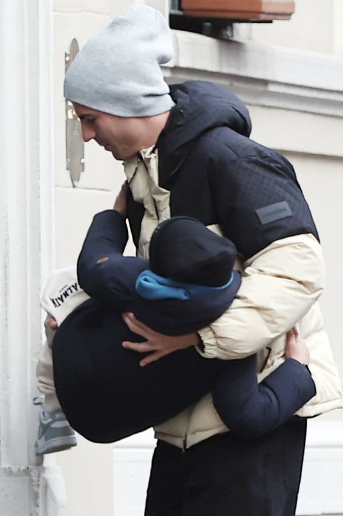 Álvaro Morata coge en brazos a su hijo y lo deja en la casa de Alice

