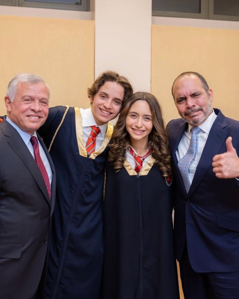 La princesa Jalila Bint Ali posa con su padre, su tío, el rey Abdalá de Jordania, y su primo durante su graduación 