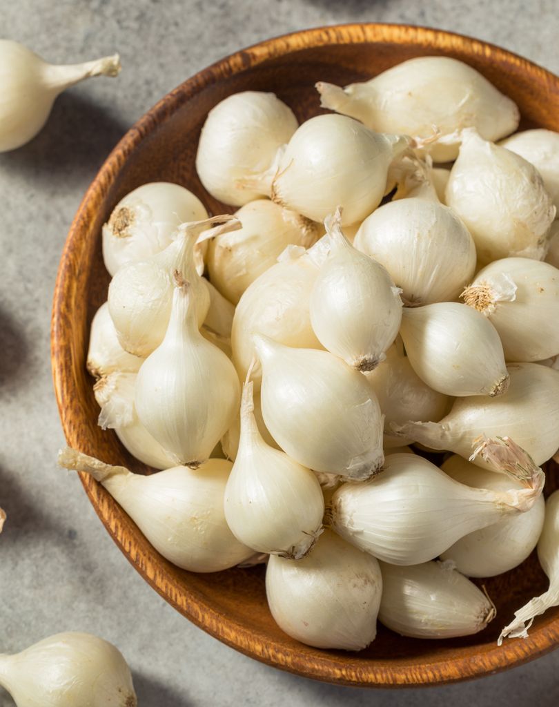 Cebollitas francesas, ingrediente habitual de este plato. Si no las encuentras, puedes usar chalotas pequeñas. 