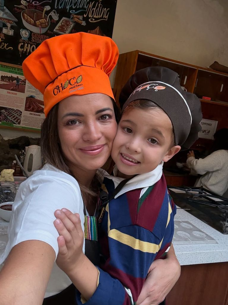 Madre e hijo felices en nuevas experiencias juntos