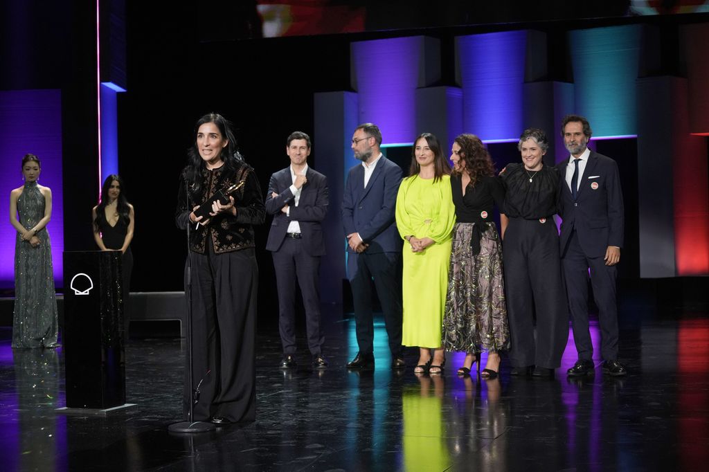 La directora Alauda Ruiz de Azúa recibió la Concha de Oro por su película ''Los domingos'