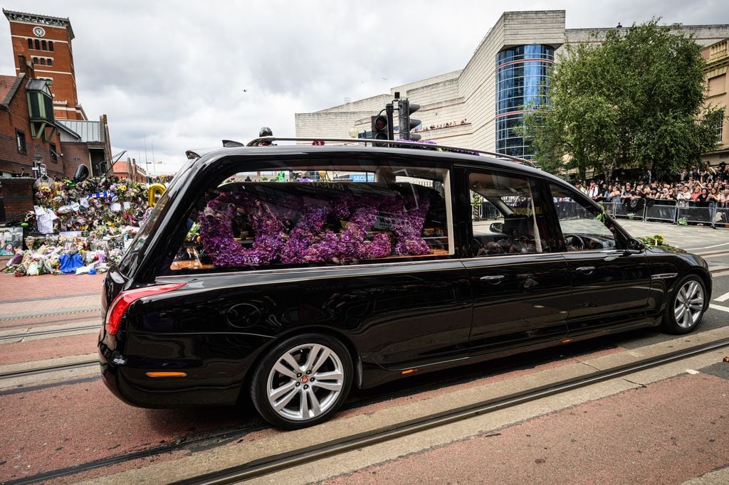 La carrosa de Ozzy estuvo decorada con flores moradas, su color favorito