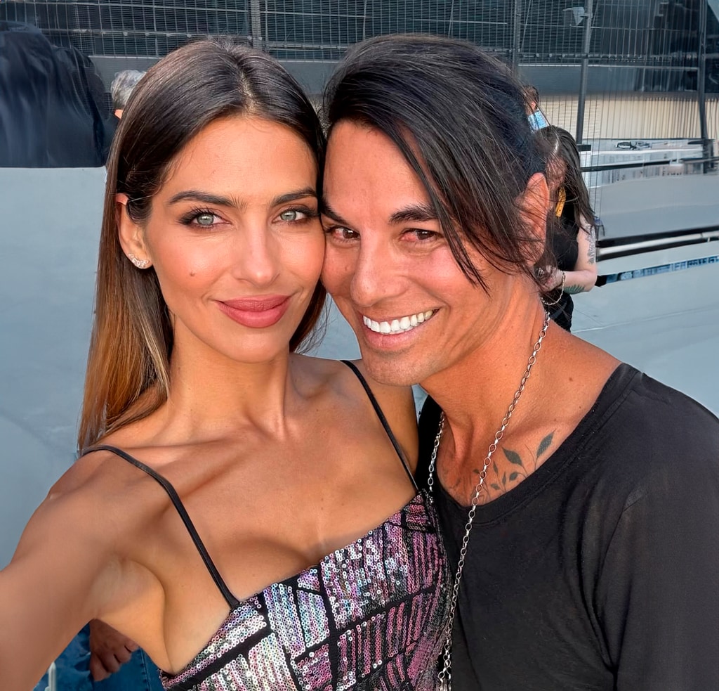 Julio posa con su novia