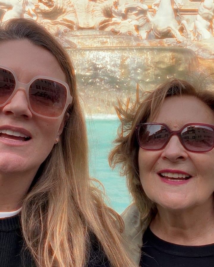Carlota Corredera con su madre Elisa en Roma