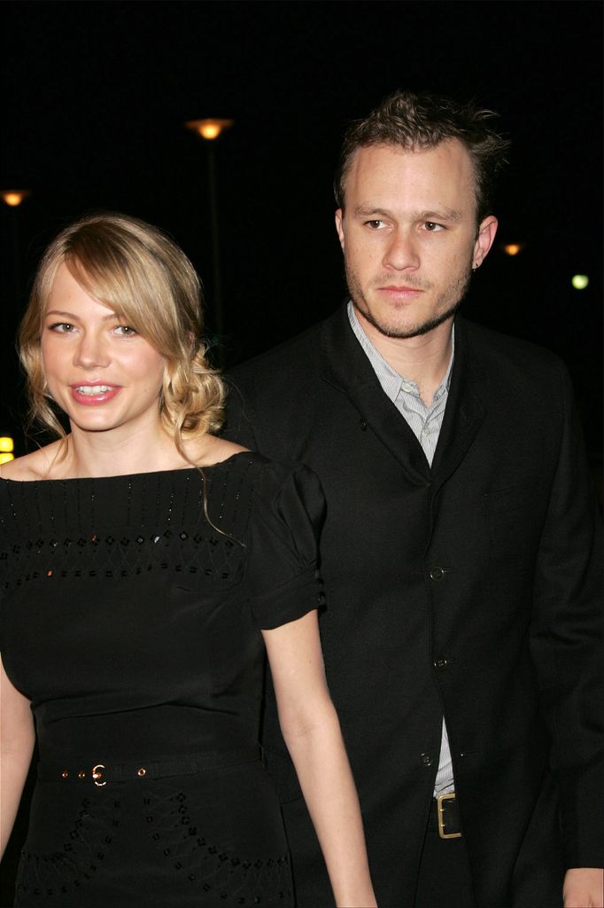 Michelle Williams y Heath Ledger durante unos premios en 2006.