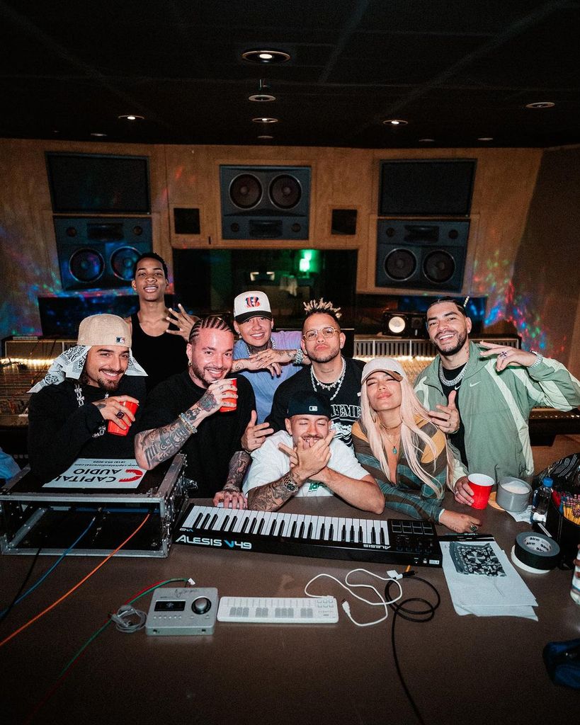 Plano medio de Karol G con algunos artistas colombianos