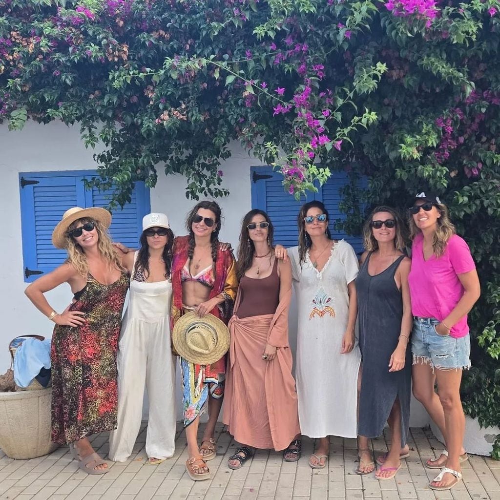 Sara Carbonero de vacaciones con amigas Vanesa Martín, Isabel Jimenez Van Martinez