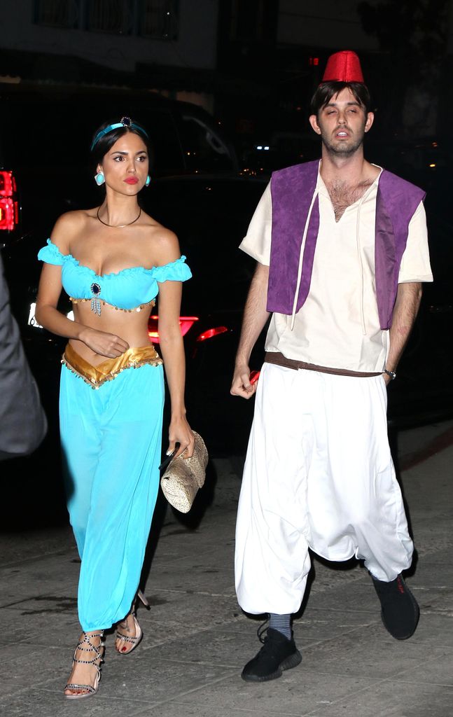 Eiza González y su pareja disfrazados de Jasmin y Aladdin