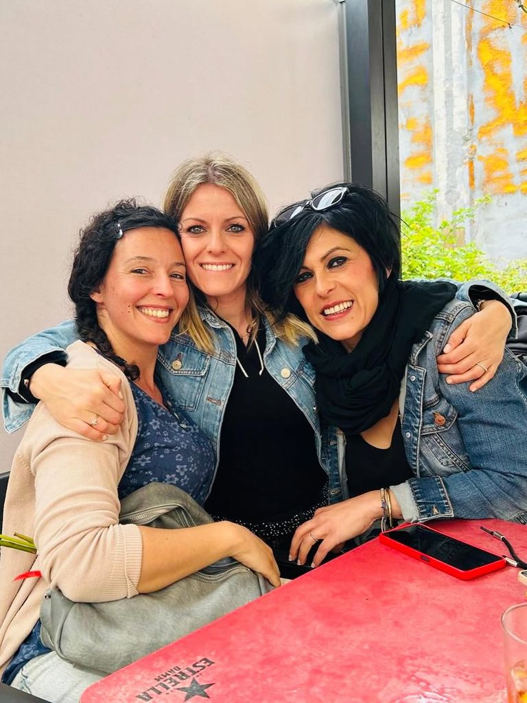 La periodista, con sus amigas