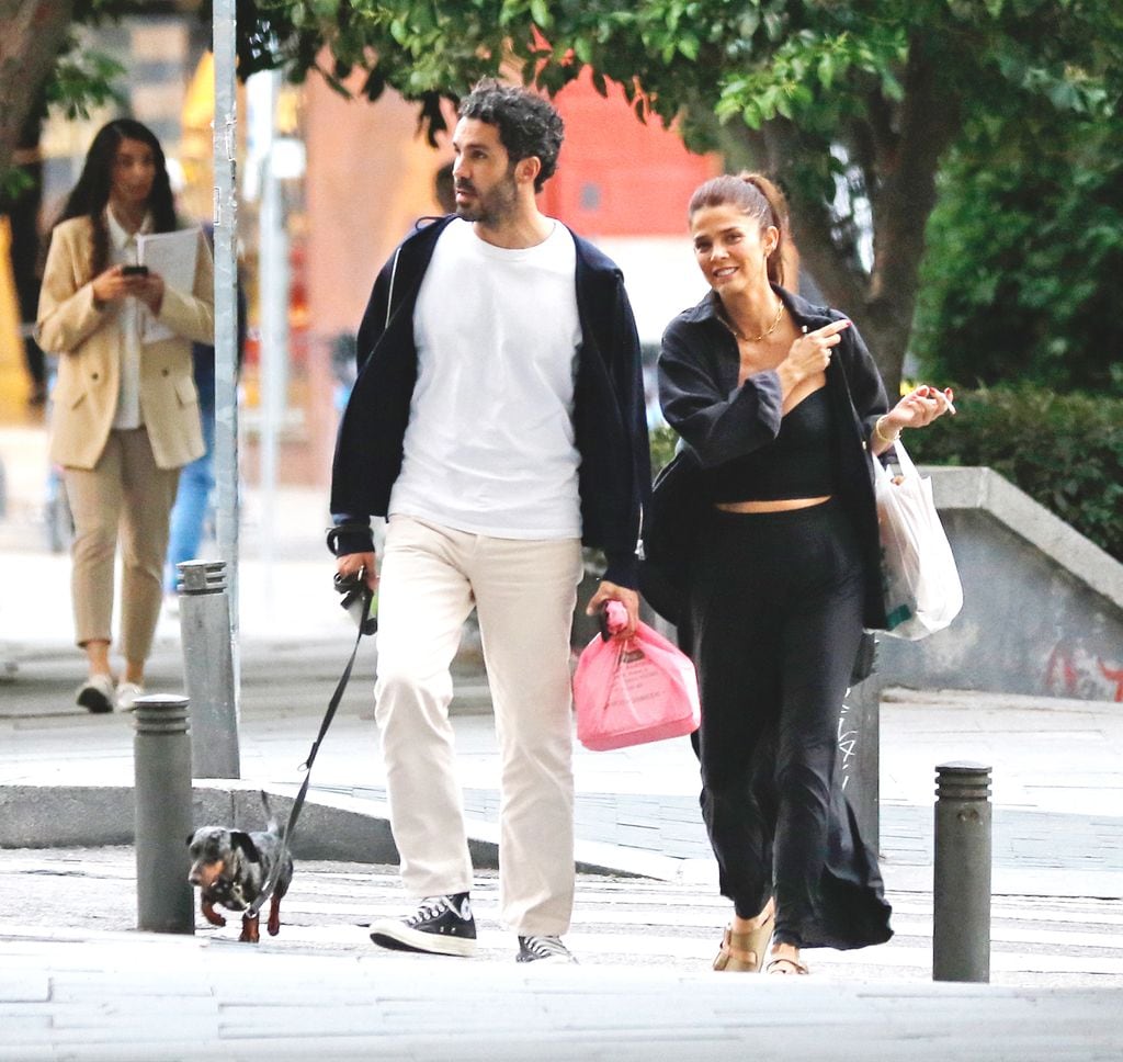 Juana Acosta y su pareja, Pablo, buscan piso mientras pasean por la calle, a 7 de mayo de 2024, en Madrid 