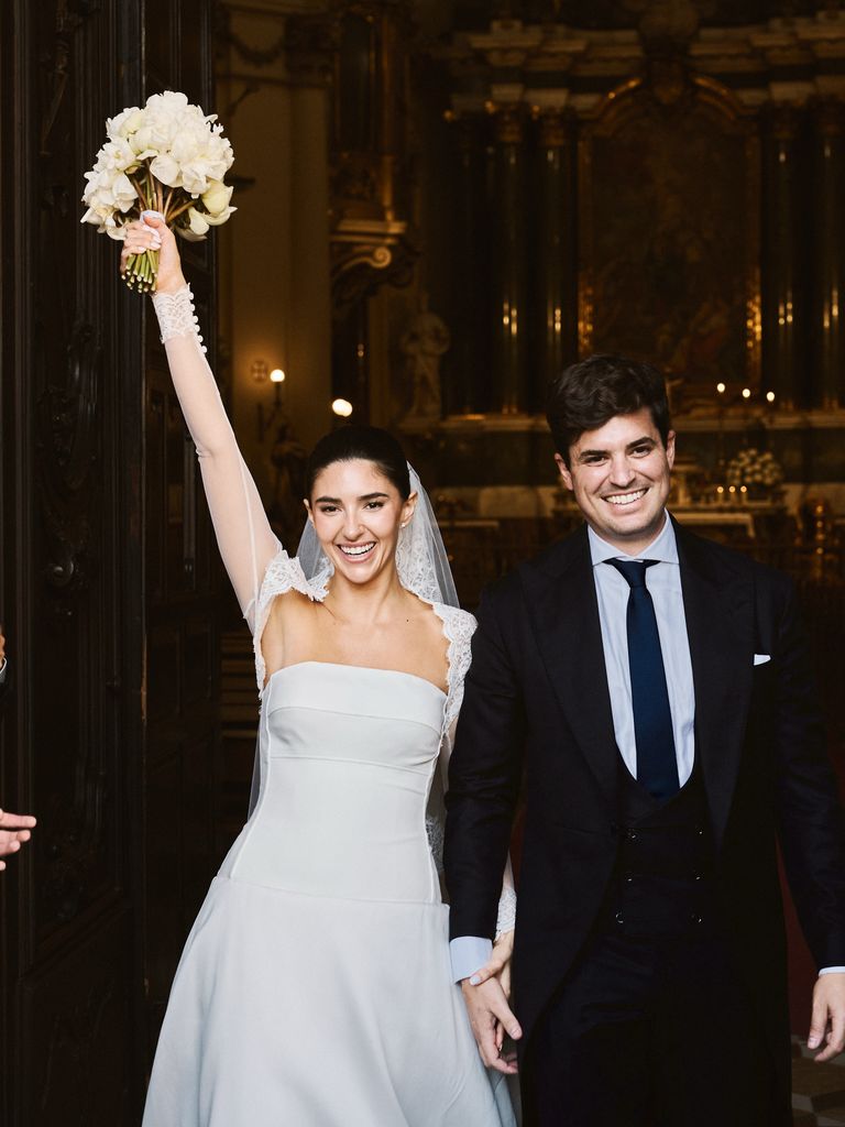 Los novios al salir de la iglesia de Santa Bárbara, en Madrid