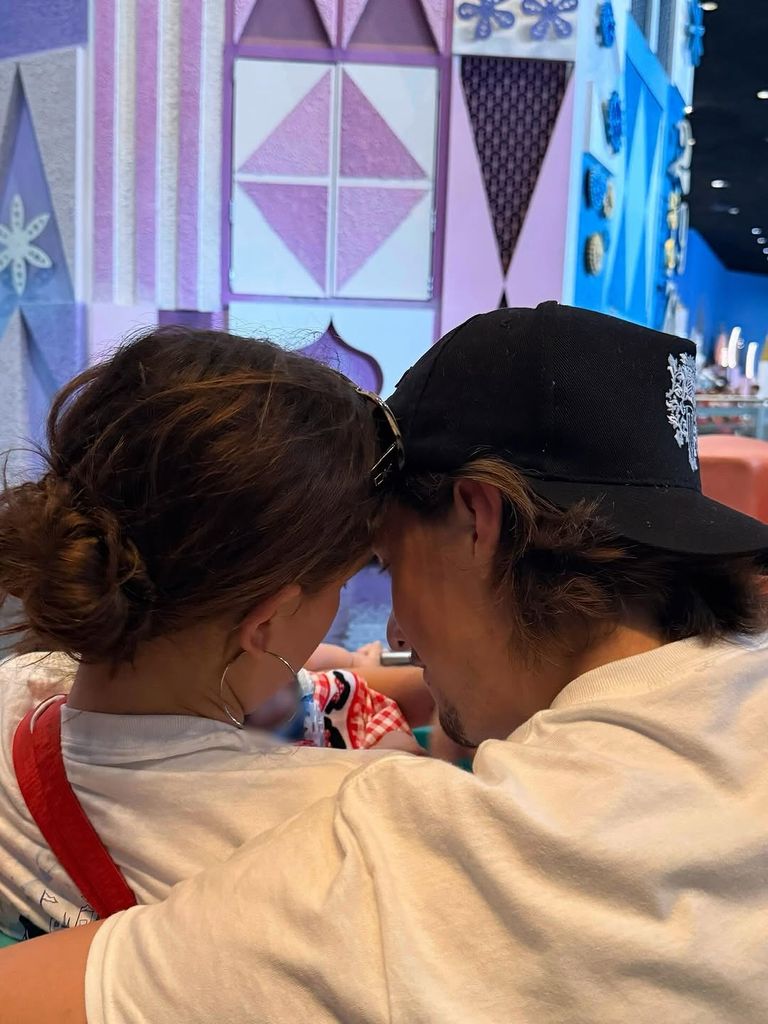 Millie Bobby Brown y Jake Bongiovi con su pequeña en brazos.