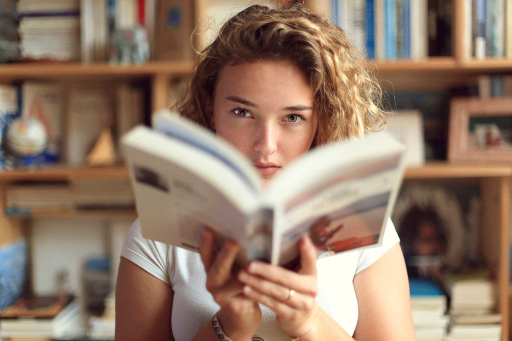 Adolescente con un libro