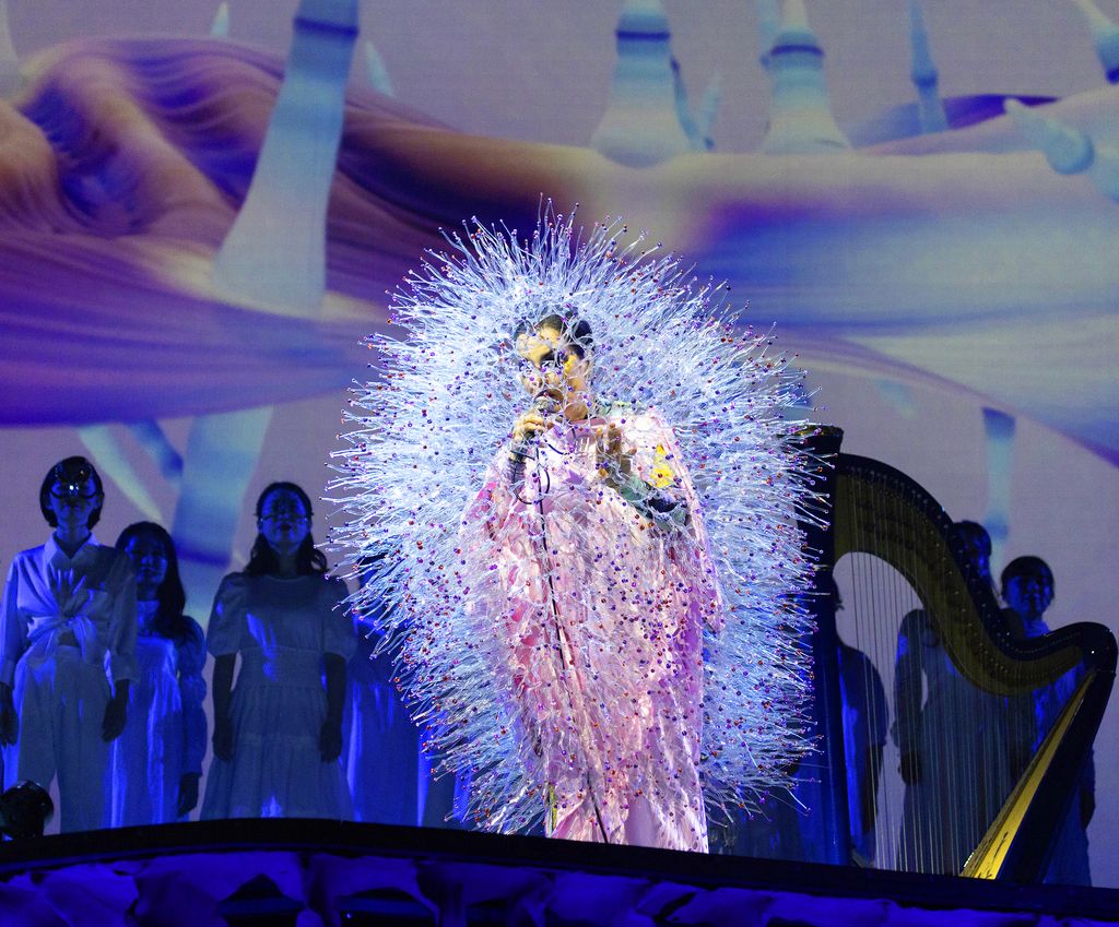 Björk actuando en su gira Cornucopia en Tokyo en marzo de 2023