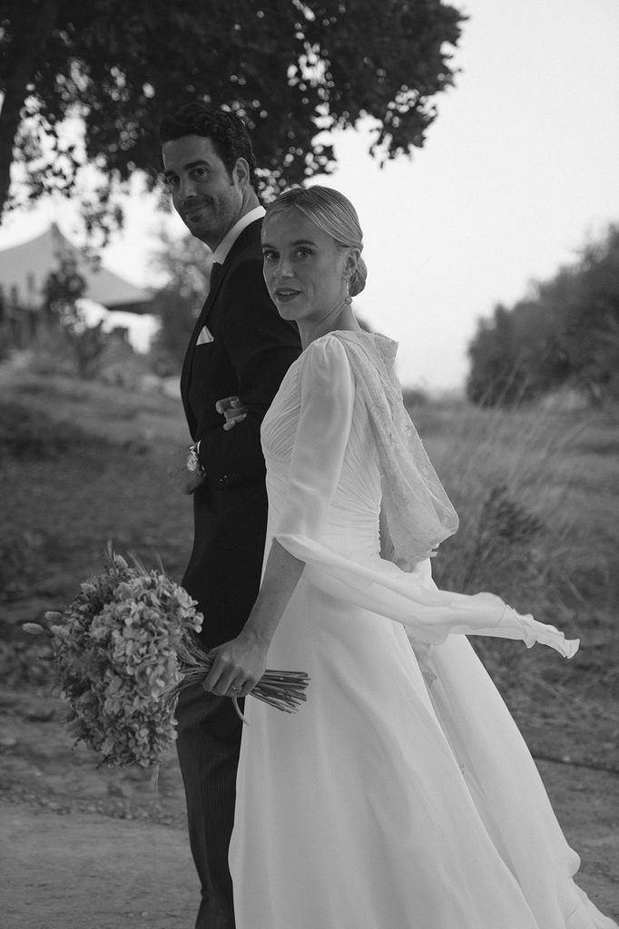 Victoria con un vestido drapeado, mangas de georgette y mantilla antigua de Fátima González