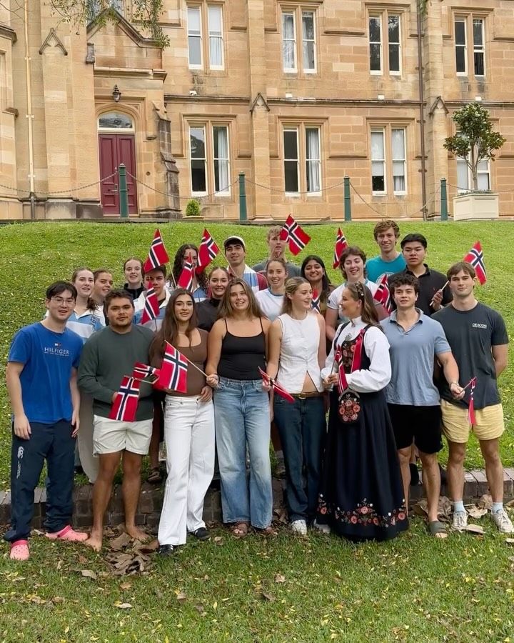 La princesa celebras con algunos estudiantes noruegos en Sídney la Fiesta Nacional