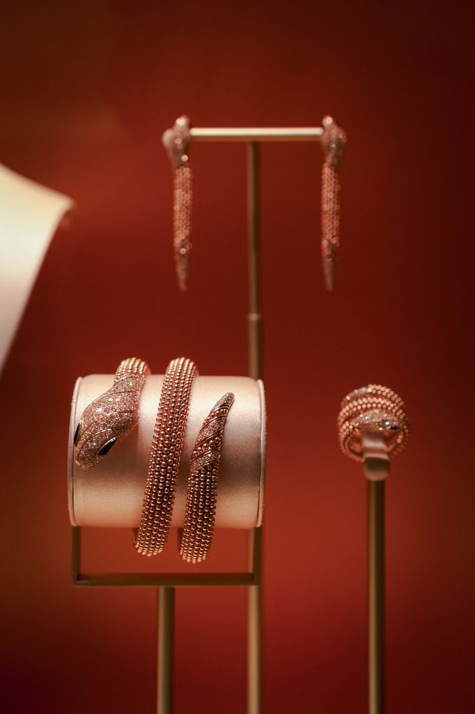 La boutique cuenta con las colecciones de Alta Joyería, relojería y las firmas icónicas de la Maison: Serpenti, Divas’ Dream, B.zero1, Tubogas y BVLGARI BVLGARI.