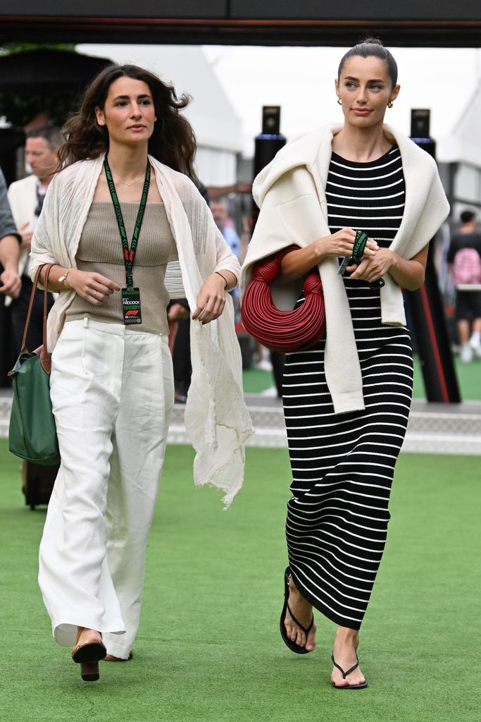 Rebecca Donaldson, novia de Carlos Sainz, con su cuñada, Ana Sainz, en el Gran Premio de España de Fórmula 1, celebrado en Barcelona el 23 de junio de 2024