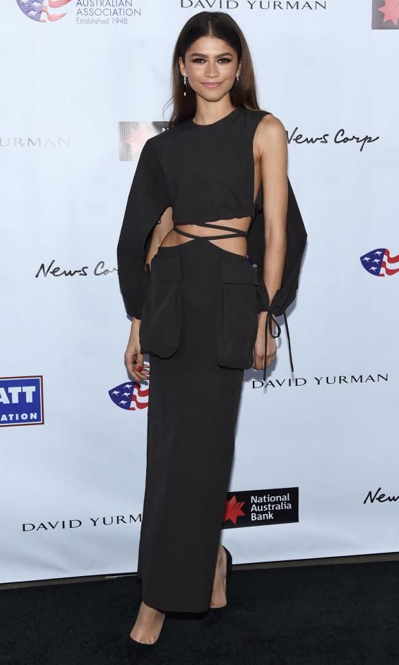 Zendaya con vestido negro largo de mangas voluminosas