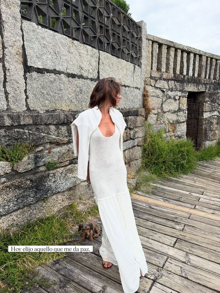 Eugenia Osborne con vestido blanco de lino en sus vacaciones de verano en Galicia, 2026.
