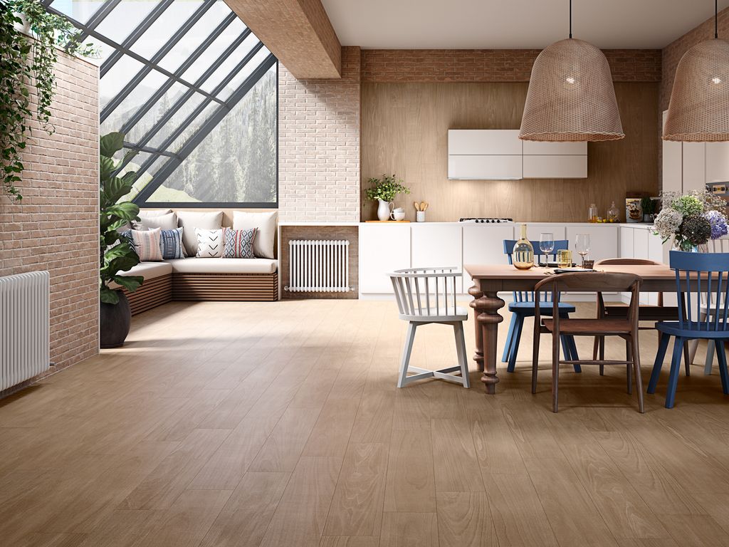 Cocina abierta al comedor con revestimiento cerámico de madera en pared y suelo