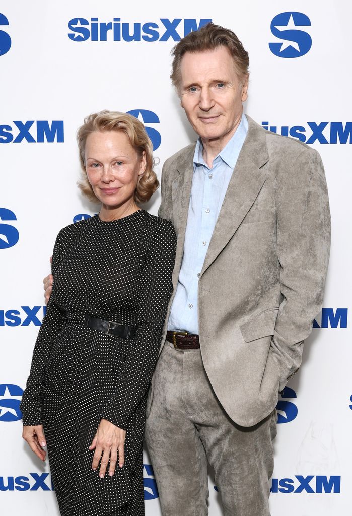 Pamela Anderson y Liam Neeson fotografiados el 30 de julio en SiriusXM's Town Hall.