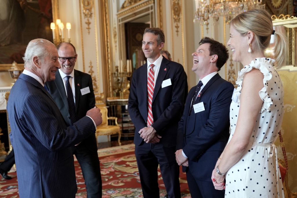 George Clooney y Amal Clooney con el rey Carlos III