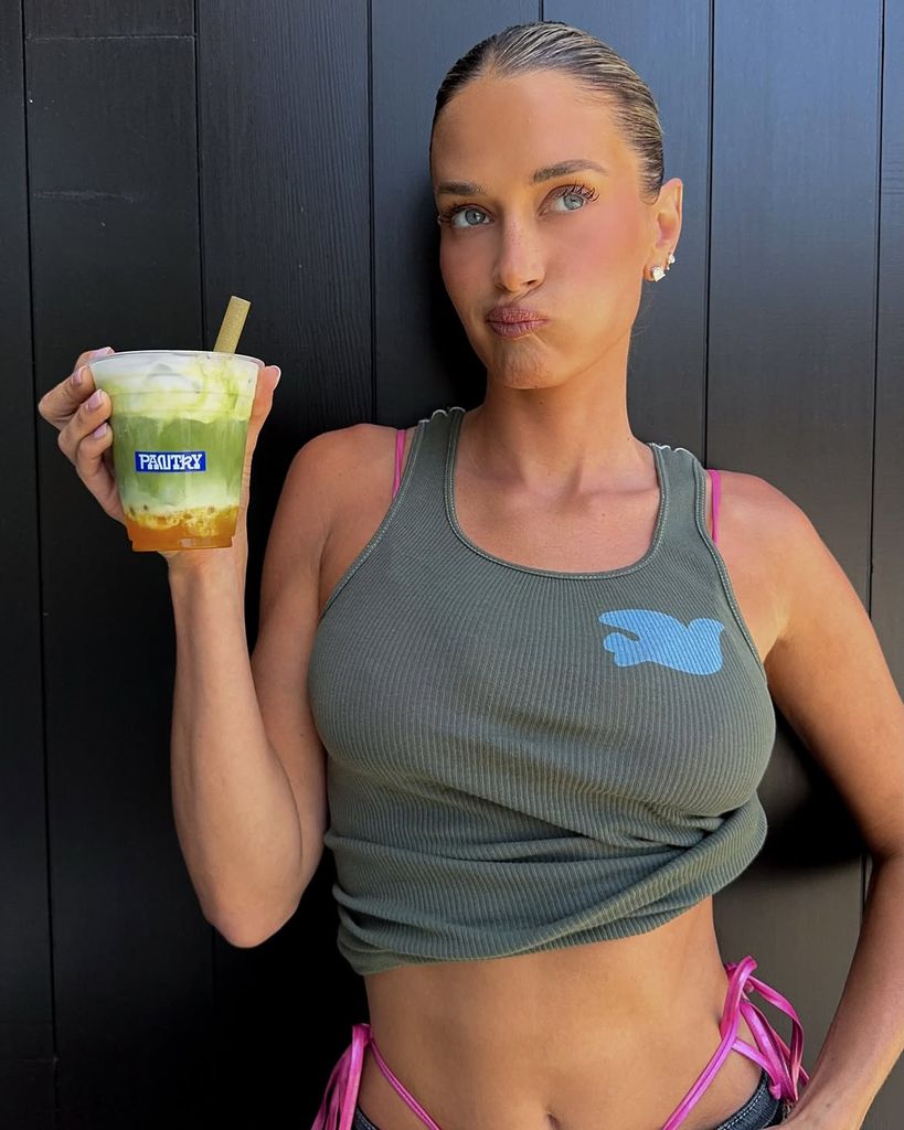Una chica pensativa tomando un matcha