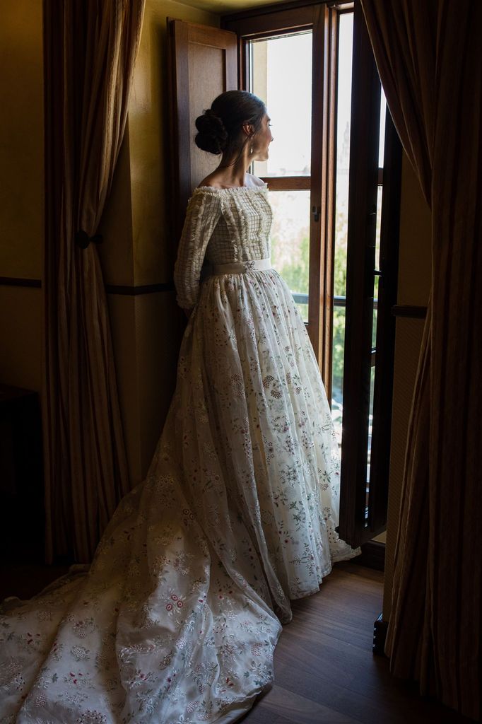 Vestido de novia viral con flores de colores de Juana Rique