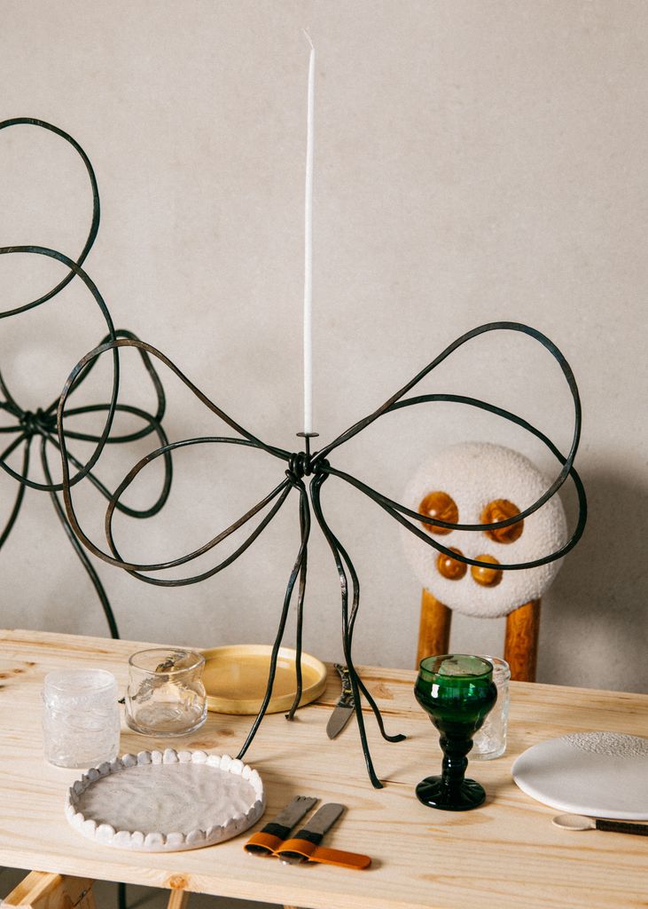 Su candelabro Bows realizado en hierro forjado.