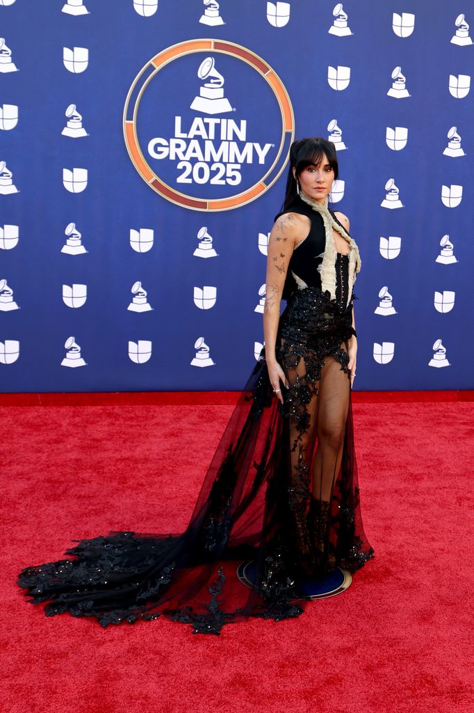 Aitana viste un vestido de inspiración gótica.