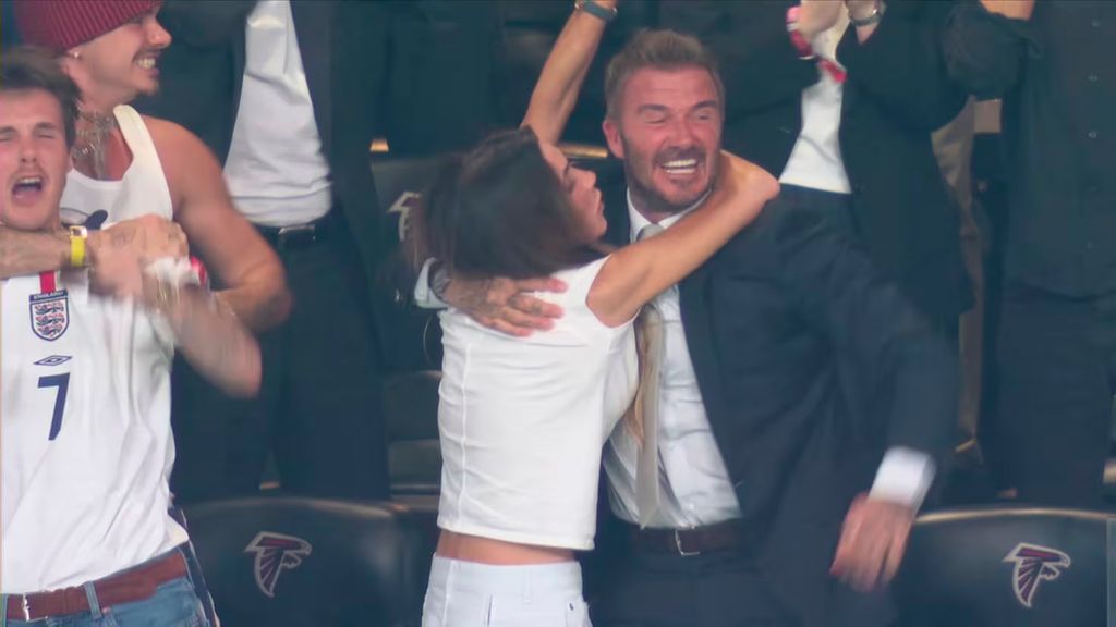 Victoria Beckham se abraza a su marido, David Beckham, para celebrar el gol de Inglaterra en el partido contra Argentina