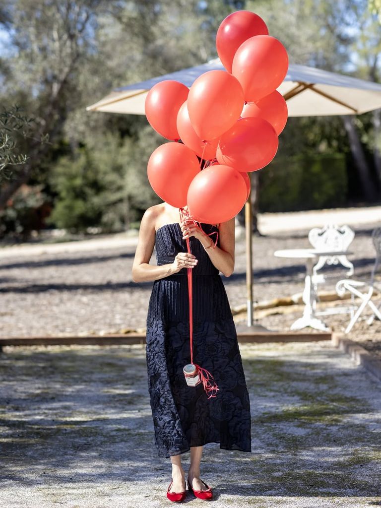 Meghan Markle con vestido sin tirantes de Roland Mouret, en color azul marino