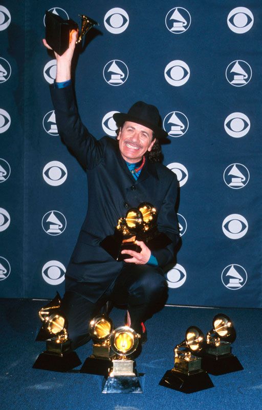 Carlos Santana con sus premios Grammy