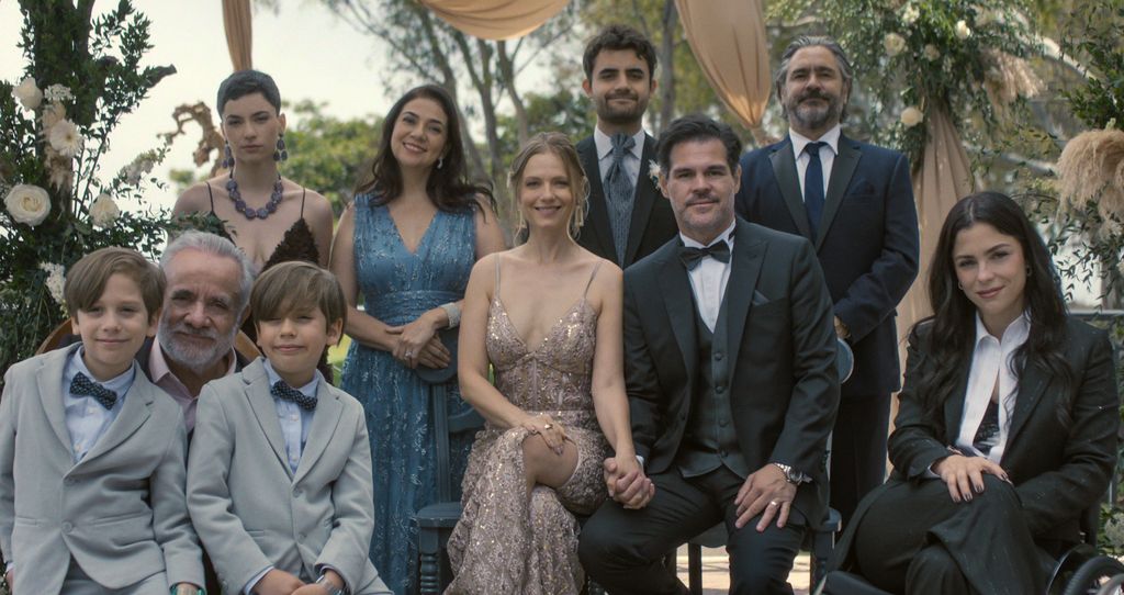 Ana Layevska junto al elenco de la serie 'Santita' de Netflix.