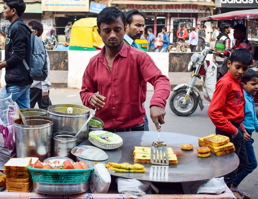 Un hombre prepara 'Bread omelettes' (receta en la que se inspira el 'Omelette sandwich') en un puesto callejero de India.