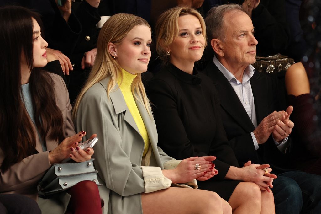  Reese Witherspoon y su hija, Ava Elizabeth Phillippe durante la pasarela Paris Fashion Week 
