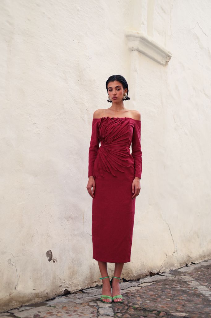 Looks de invitada para bajitas escote off-the-shoulders