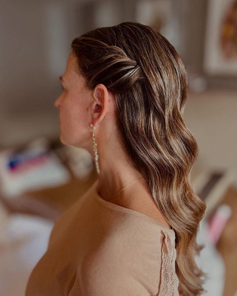 Peinado con ondas deshechas para invitadas con media melena